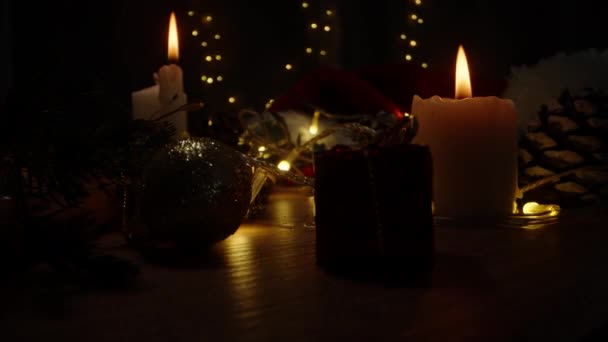 Noc Bożego Narodzenia Dekoracje Prezenty Stole Świece Latarnie Migające Ciemności — Wideo stockowe