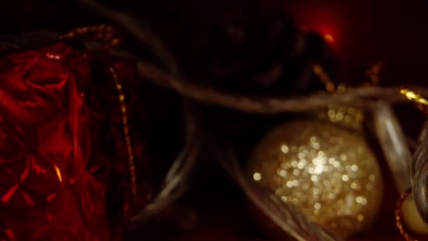 Sombrero Rojo Santa Tiene Decoraciones Regalos Ocultos Velas Mesa Linternas — Vídeo de stock
