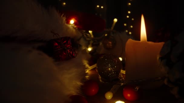 Noel Gecesi Noel Ağacı Için Fenerli Süslemeler Masaya Saçıldı Yakın — Stok video