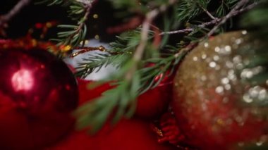 Noel Baba 'nın kırmızı şapkası, böğürtlen ve tarçınlı çubuklarının üzerinde koku için küçük Noel süsleri var. Köknar ağacının dalı. Dolly sürgülü çok yakın çekim..