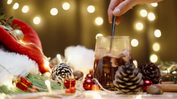 有圣诞装饰和糖果的桌子 用棉花糖搅拌热巧克力 花环在后面 — 图库视频影像