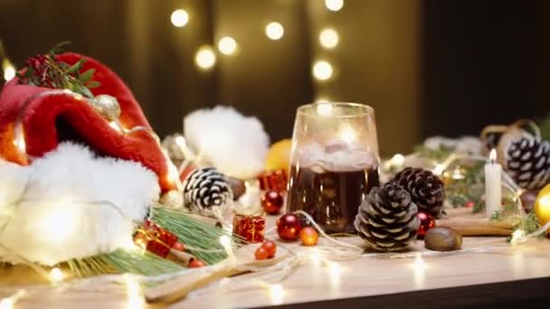 有圣诞装饰和糖果的桌子 我拿热巧克力和棉花糖 — 图库视频影像