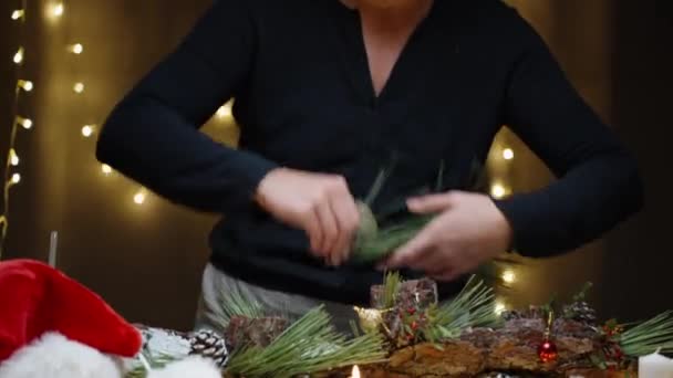 Kerst Sfeer Het Meisje Maakt Een Feestelijke Compositie Home Decor — Stockvideo