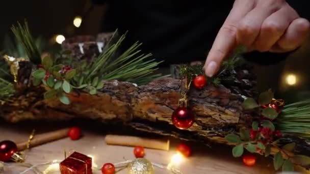 Noel Günü Atölyede Bir Kız Çam Ağacının Kabuğuna Böğürtlen Oyuncak — Stok video
