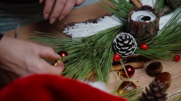 Desorden Navidad Mesa Taller Una Chica Pegando Decoraciones Navidad Una — Vídeos de Stock