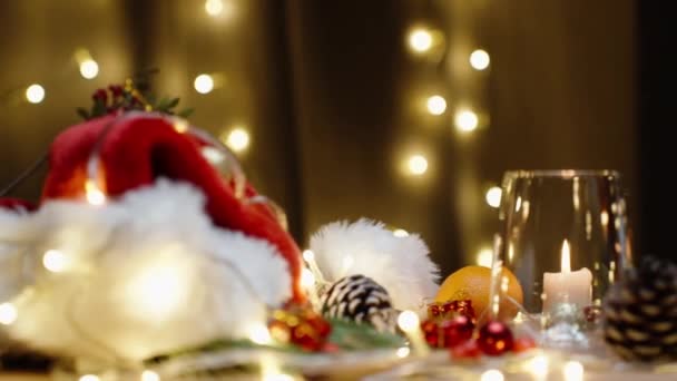 圣诞桌上摆满了零散的装饰品 蜡烛和花环 我在杯子里放了一块巧克力 慢动作 — 图库视频影像