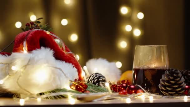 マシュマロを熱いココアに投げる 装飾とスイーツ付きのクリスマステーブル — ストック動画