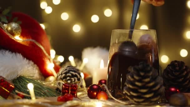 Míchám Marshmallows Kakau Horkou Čokoládu Pozadí Věnce Světel Vánoční Stolek — Stock video