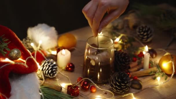 我在可可里搅拌棉花糖热巧克力圣诞桌上有蜡烛和装饰品 慢动作从上面看 — 图库视频影像