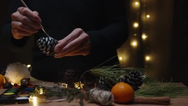 Doma Slavnostní Dekorace Mladá Žena Maluje Borové Šišky Vánocům Zdobí — Stock video