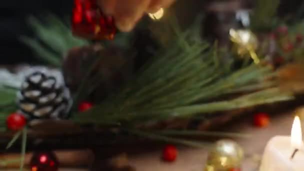 若い女性は家のためのお祝いの装飾のために クリスマスツリーの装飾に熱い接着剤を置きます クローズアップ — ストック動画