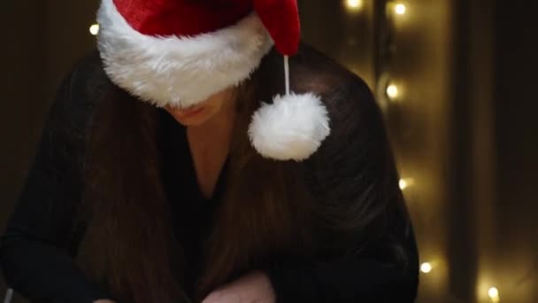 Una Donna Con Cappello Rosso Babbo Natale Una Composizione Rami — Video Stock
