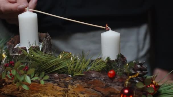 Kerzen Werden Auf Einer Weihnachtskomposition Aus Kiefernrinde Und Zweigen Mit — Stockvideo