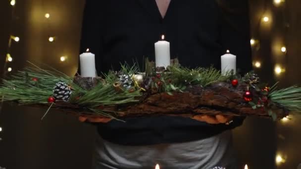 Kobieta Kapeluszu Mikołaja Tle Girlandy Pokazuje Świąteczną Kompozycję Zrobioną Przez — Wideo stockowe