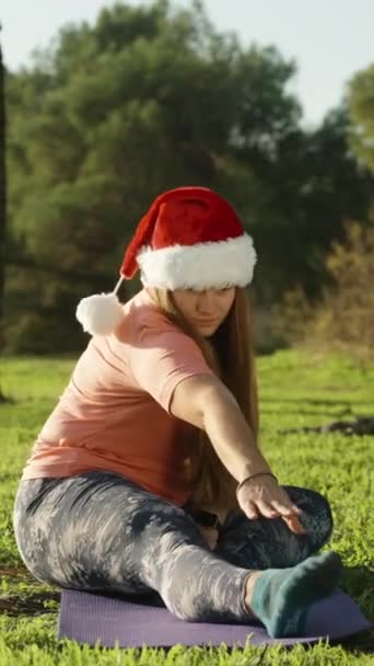 Vídeo Vertical Una Joven Con Sombrero Rojo Navidad Ejercita Una — Vídeo de stock