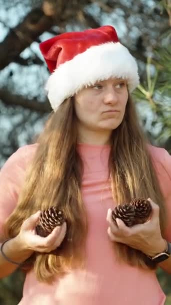 Verticale Video Een Jonge Vrouw Met Een Rode Kerstmuts Hangt — Stockvideo