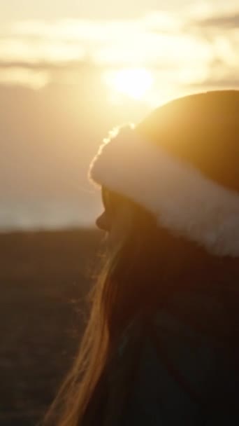 Вертикальне Відео Молода Жінка Червоному Капелюсі Санта Дивиться Море Різдвяний — стокове відео