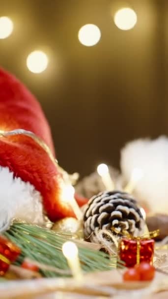 垂直录像 桌上摆满了圣诞装饰品和糖果 用棉花糖搅拌热巧克力 花环形状的突起仍在后面 — 图库视频影像