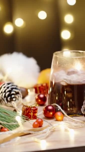 비디오 크리스마스 장식과 치료가있는 테이블 마시멜로우와 뜨거운 초콜릿 가지고 — 비디오