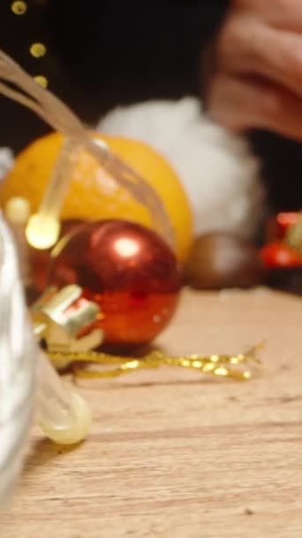 Vídeo Vertical Mestre Faz Decorações Natal Pinta Cones Decorações Estão — Vídeo de Stock