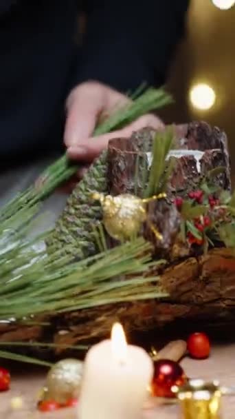 Vídeo Vertical Chica Hace Decoraciones Para Navidad Decoraciones Juguetes Árbol — Vídeos de Stock