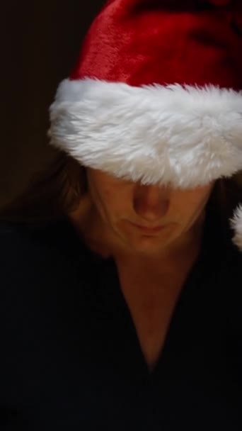 Dikey Video Noel Baba Nın Kırmızı Şapkalı Genç Bayan Için — Stok video