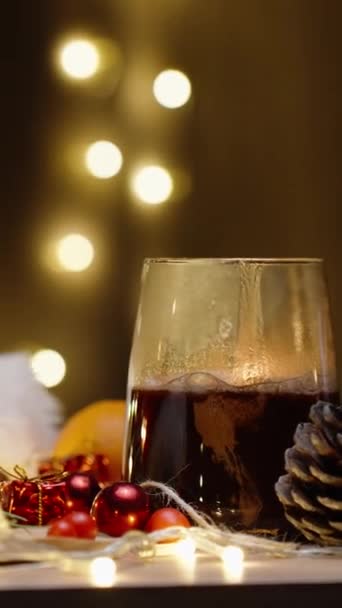 バーティカルビデオ マシュマロを熱いココアに投げる 装飾とスイーツ付きのクリスマステーブル — ストック動画