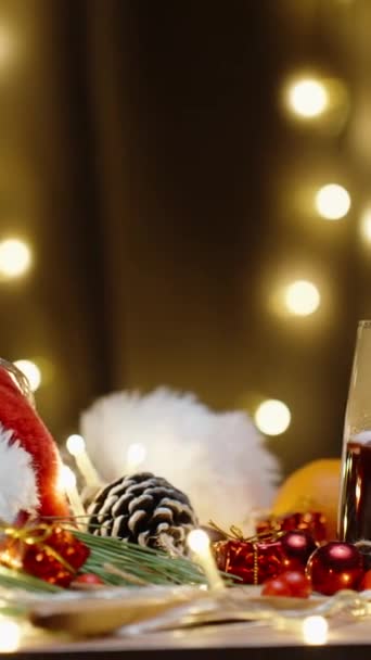 Vídeo Vertical Atiro Marshmallows Cacau Quente Mesa Natal Com Decorações — Vídeo de Stock