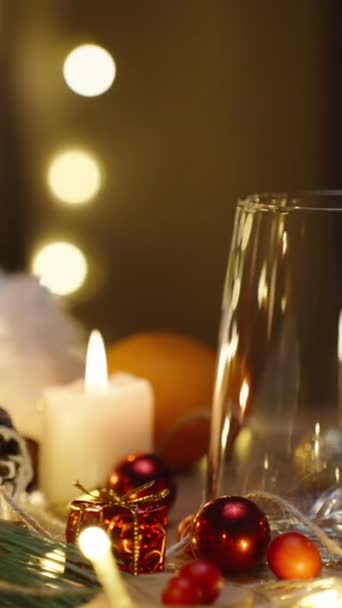 비디오 초콜릿과 코코아에서 만듭니다 크리스마스 테이블 장식과 양초와 화환이 불타고 — 비디오