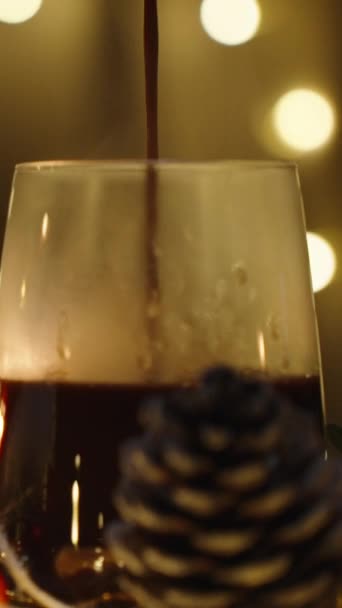 Vertikální Video Nalejvám Horkou Čokoládu Pozadí Věnce Světel Vánoční Stolek — Stock video