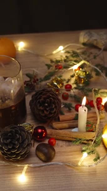 Vidéo Verticale Table Noël Avec Bougies Décorations Tasse Avec Chocolat — Video
