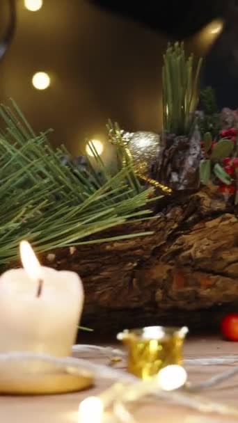 Вертикальное Видео Молодая Женщина Делает Декоративный Рождественский Поднос Сосновой Коры — стоковое видео