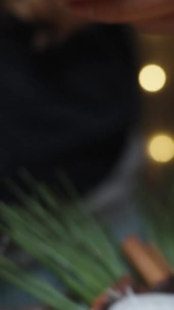 Вертикальное Видео Молодая Женщина Кладет Горячий Клей Украшение Рождественской Елки — стоковое видео