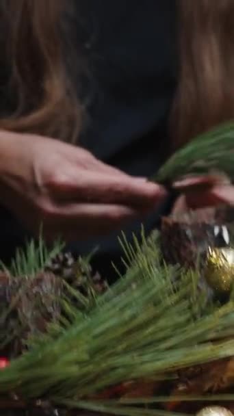 Vertikales Video Eine Frau Mit Rotem Weihnachtsmütze Macht Eine Dekoration — Stockvideo