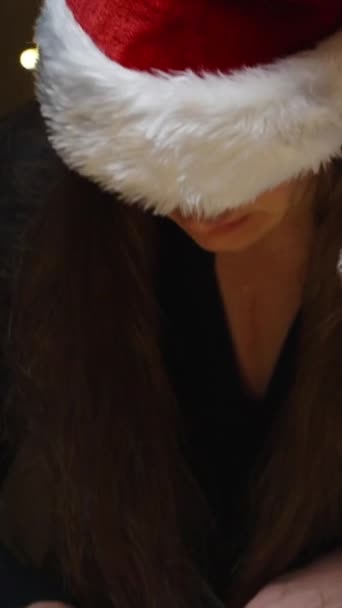Video Verticale Una Donna Con Cappello Rosso Babbo Natale Una — Video Stock