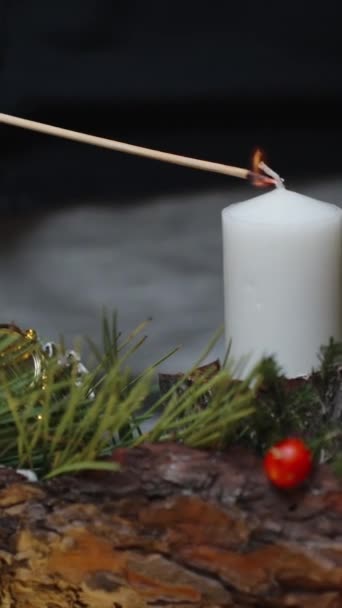 Вертикальное Видео Свечи Зажигаются Рождественской Композиции Сосновой Коры Ветвей Игрушками — стоковое видео