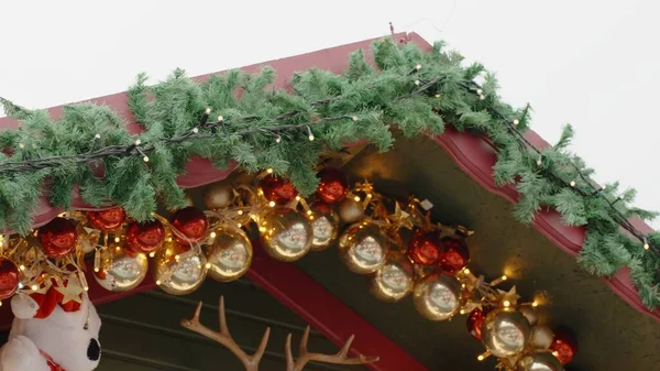 Στέγη Ξύλινου Σπιτιού Διακοσμημένου Για Χριστούγεννα Στολίδια Και Τάρανδο — Φωτογραφία Αρχείου