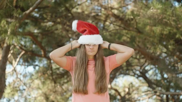 Une Jeune Femme Met Chapeau Rouge Père Noël Dans Forêt — Photo