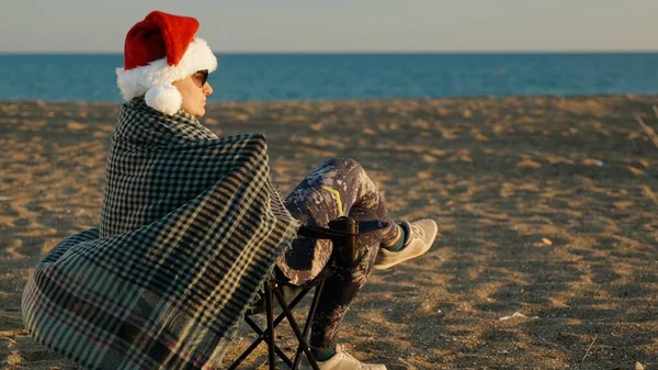 Lonely Young Woman Santa Hat Celebrates New Year Beach Sea — Stock Photo, Image