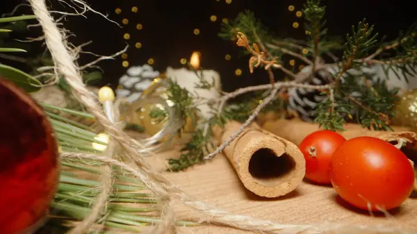 装飾が付いているクリスマス テーブル 懐中電灯の過去のサンタの帽子を通ってカメラは滑ります — ストック写真