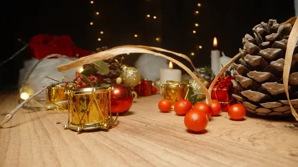 Weihnachtsdekoration Und Kerzen Auf Dem Tisch Weihnachtsmütze Und Laternen Blinken — Stockfoto