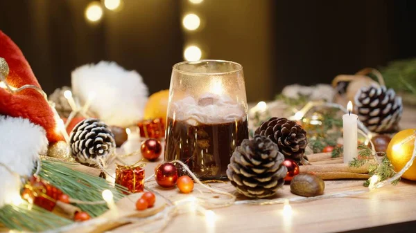 クリスマスの装飾とスイーツのテーブル 私はマシュマロでホットチョコレートを取る — ストック写真