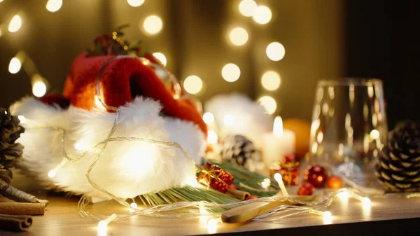 クリスマスの装飾のテーブル サンタの帽子とコーン空のガラス クローズアップ — ストック写真