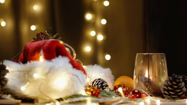 散らばった装飾 ろうそく ガーランドのクリスマステーブル チョコレートのバーに熱いココアをグラスに注ぐ — ストック写真