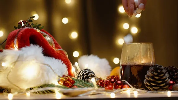 マシュマロを熱いココアに投げる 装飾とスイーツ付きのクリスマステーブル — ストック写真