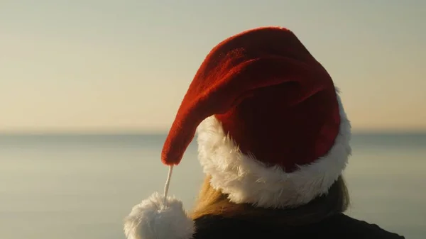 Uma Jovem Mulher Chapéu Vermelho Papai Noel Está Apreciando Nascer — Fotografia de Stock
