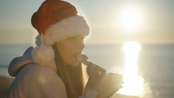 Une Jeune Femme Dans Chapeau Père Noël Matin Noël Bord — Photo