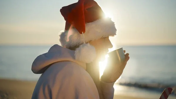 Uma Jovem Mulher Chapéu Papai Noel Celebra Natal Junto Mar — Fotografia de Stock