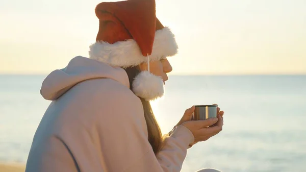 Uma Manhã Fresca Natal Junto Mar Uma Jovem Mulher Chapéu — Fotografia de Stock