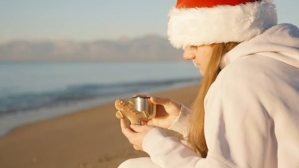 Una Giovane Donna Con Cappello Babbo Natale Guarda Biscotti Allo — Foto Stock